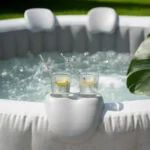 HOME DELUXE - Outdoor Whirlpool - SPLASH + Kissen, Getränkehalter und Sonnendach - Farbe: Grau - ⌀ 208 cm, 130 Luftdüsen - inkl. Abdeckung, Reparaturset, Filterset I Außen Spa für 6 Personen – Bild 6