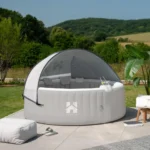 HOME DELUXE - Outdoor Whirlpool - SPLASH + Kissen, Getränkehalter und Sonnendach - Farbe: Grau - ⌀ 208 cm, 130 Luftdüsen - inkl. Abdeckung, Reparaturset, Filterset I Außen Spa für 6 Personen – Bild 2