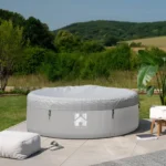 HOME DELUXE - Outdoor Whirlpool - SPLASH + Kissen, Getränkehalter und Sonnendach - Farbe: Grau - ⌀ 208 cm, 130 Luftdüsen - inkl. Abdeckung, Reparaturset, Filterset I Außen Spa für 6 Personen – Bild 3